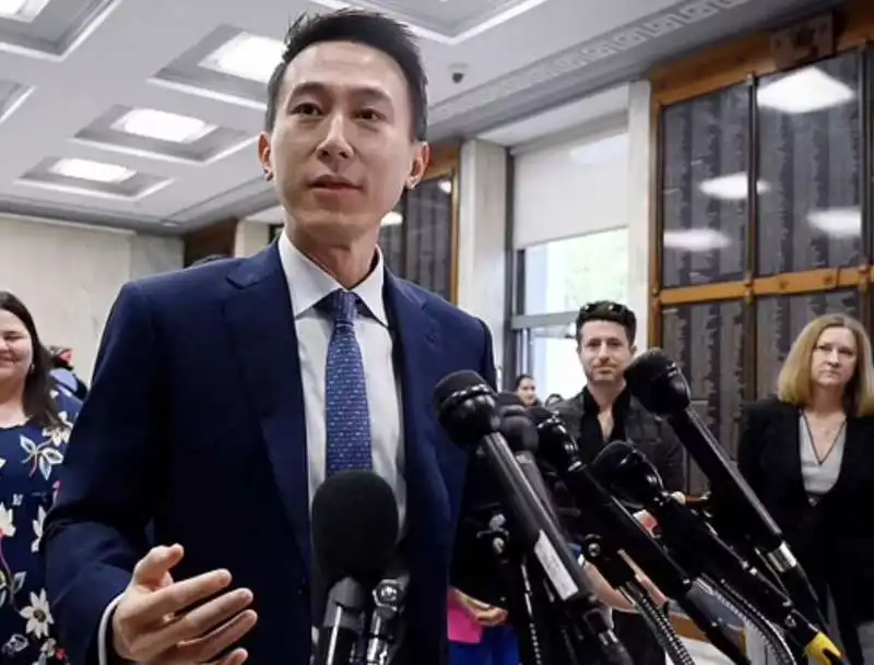  shou zi chew, ceo di tiktok, al congresso americano   1