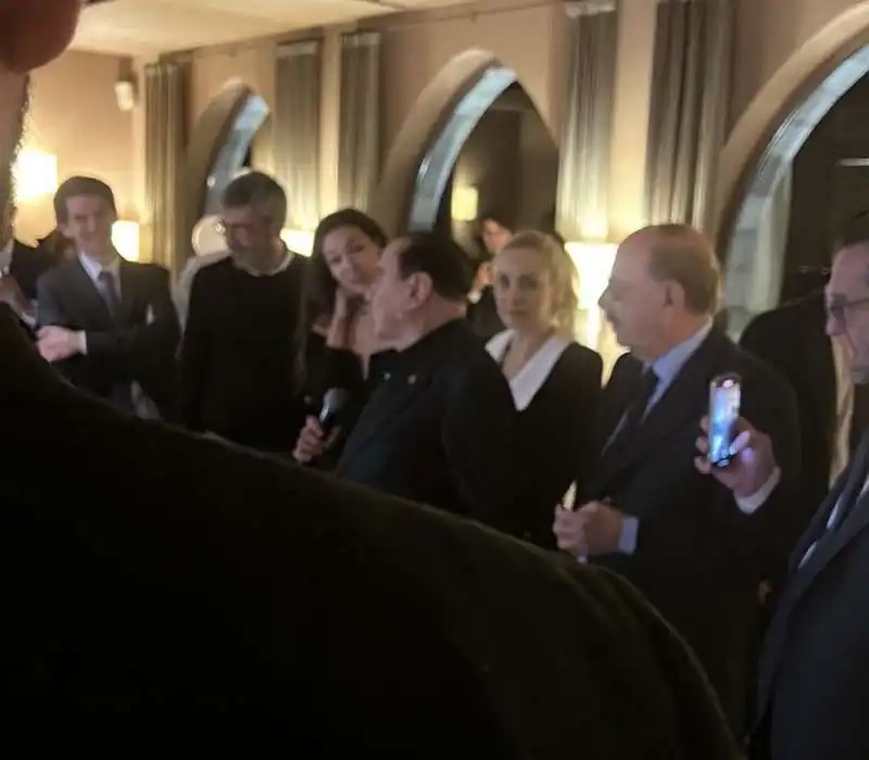 SILVIO BERLUSCONI TRA FRANCESCA VERDINI MARTA FASCINA E ANTONIO ANGELUCCI ALLA FESTA DI COMPLEANNO DI SALVINI

