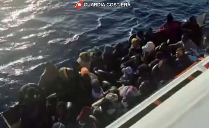 SOCCORSO DELLA GUARDIA COSTIERA A LAMPEDUSA - 8 MARZO 2023 