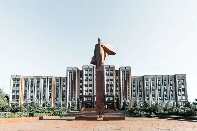 statua di lenin a tiraspol transnistria 