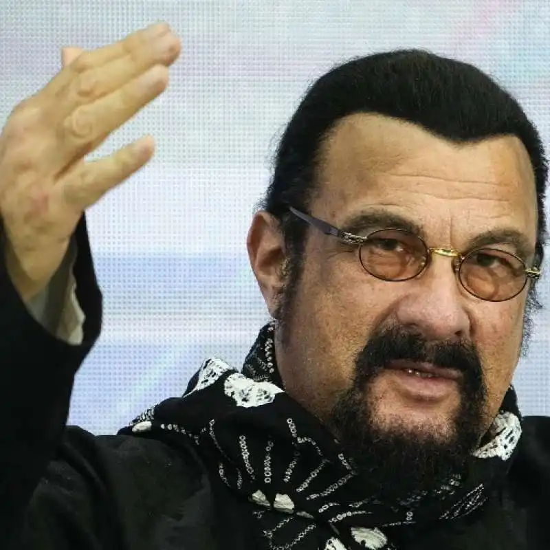 steven seagal al congresso dei russofili a mosca