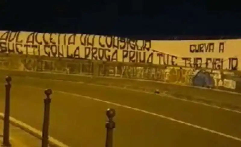 striscione contro aurelio de laurentiis