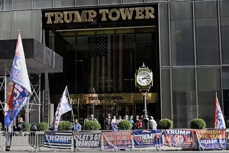 supporter di trump alla trump tower di new york 