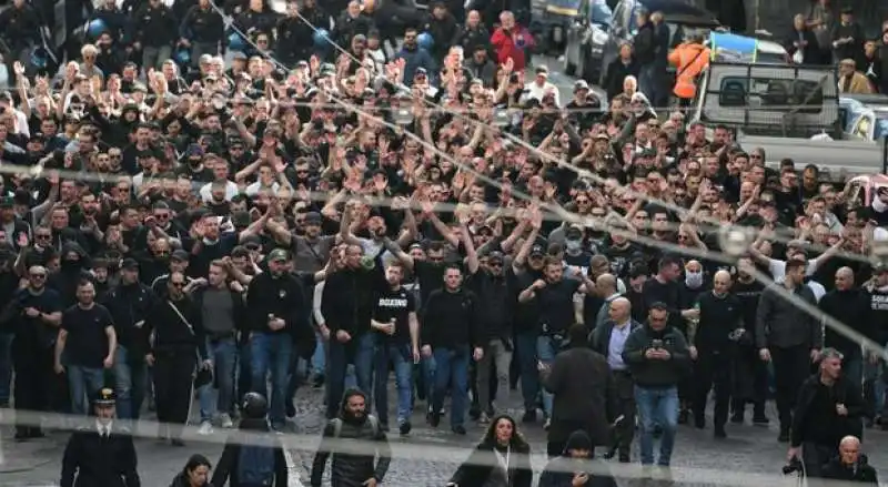 tifosi dell eintracht a napoli 3