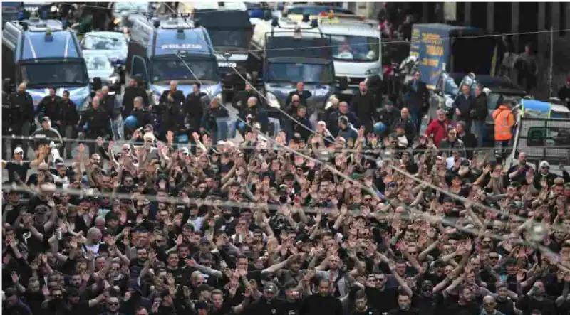 tifosi napoli e ultrà eintracht