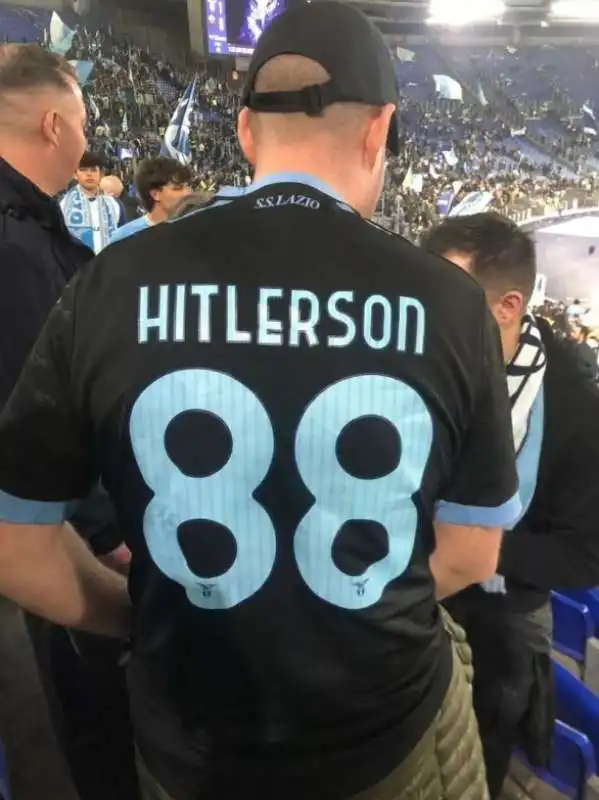 tifoso della lazio con la maglia hitlerson 