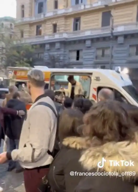 tiktoker scendono dall ambulanza a napoli 7