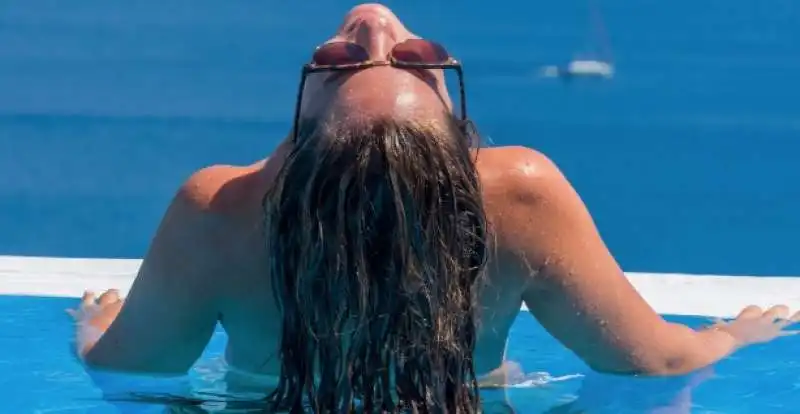 TOPLESS IN PISCINA 