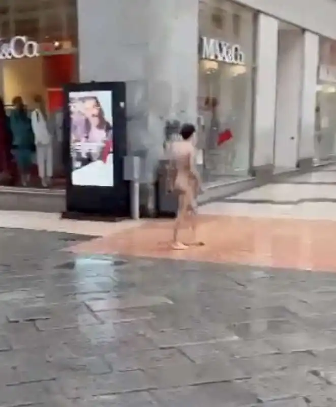 UOMO CAMMINA NUDO PER VERONA 2