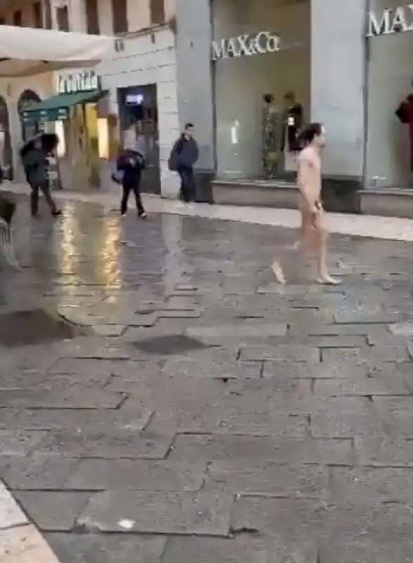 UOMO CAMMINA NUDO PER VERONA 3