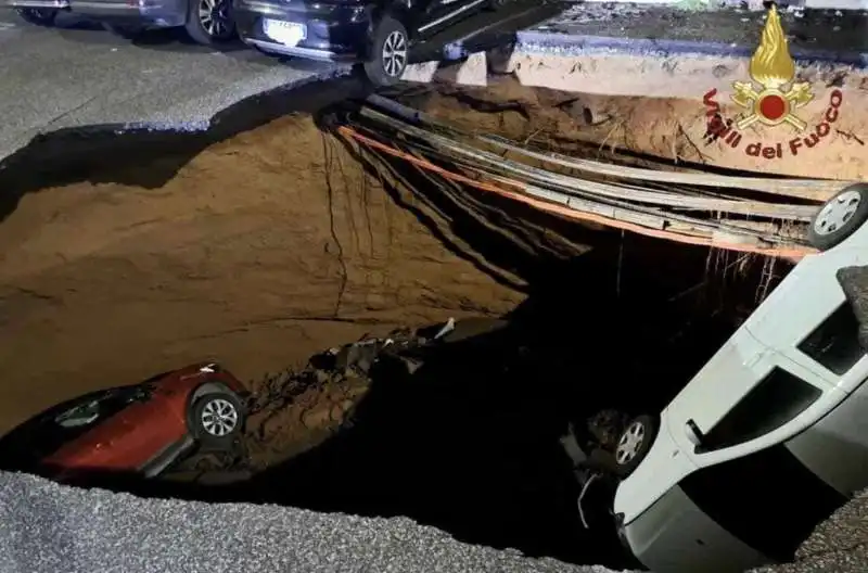 a roma si apre una voragine e inghiottisce due auto   2