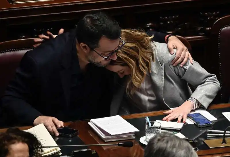 abbraccio tra matteo salvini e giorgia meloni alla camera  