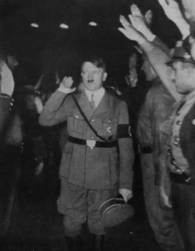 adolf hitler nella hofbrauhaus1