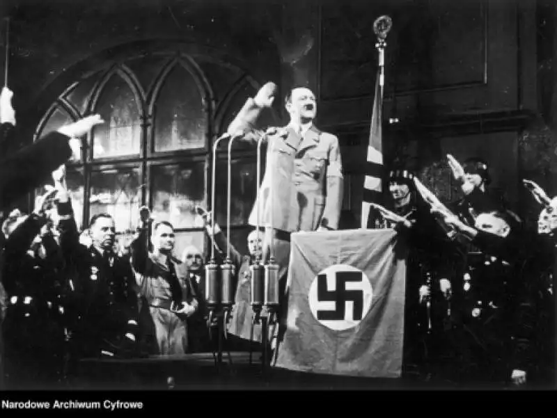 adolf hitler nella hofbrauhaus3