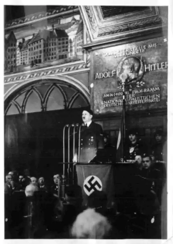 adolf hitler nella hofbrauhaus4