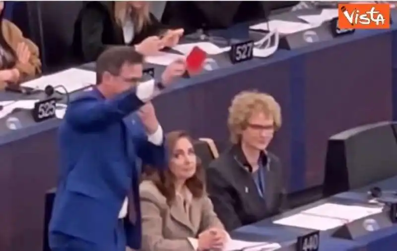 angelo ciocca con fischietto e cartellino rosso - parlamento europeo 