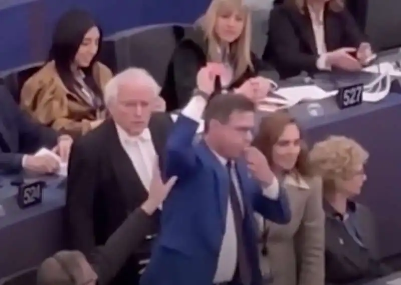 angelo ciocca con fischietto e cartellino rosso - parlamento europeo 