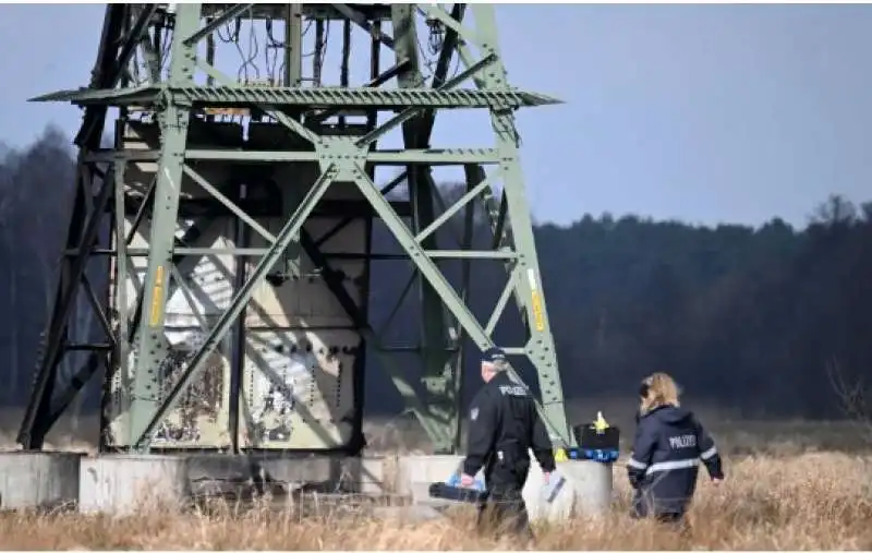 attentato allo stabilimento tesla a Grunheide in germania