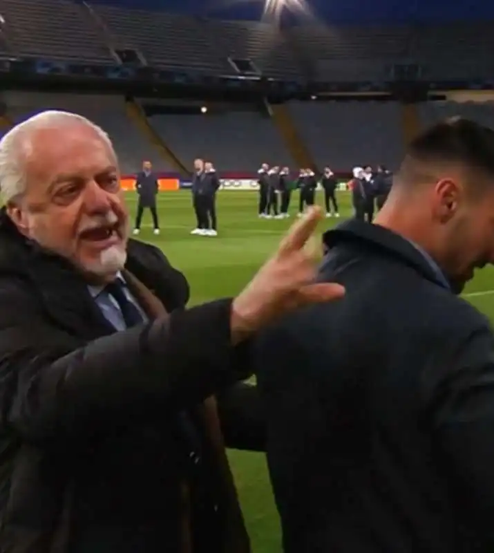 aurelio de laurentiis interrompe l'intervista di politano a sky sport. 