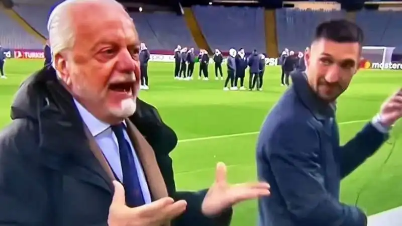 aurelio de laurentiis interrompe l'intervista di politano a sky sport. 