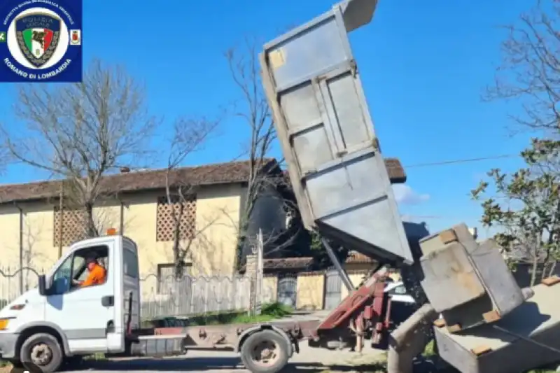 bergamo   uomo abbandona divano per strada e i vigili glielo restituiscono. 2