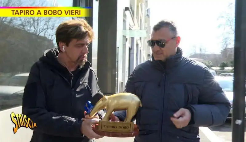 bobo vieri riceve il tapiro d'oro 3