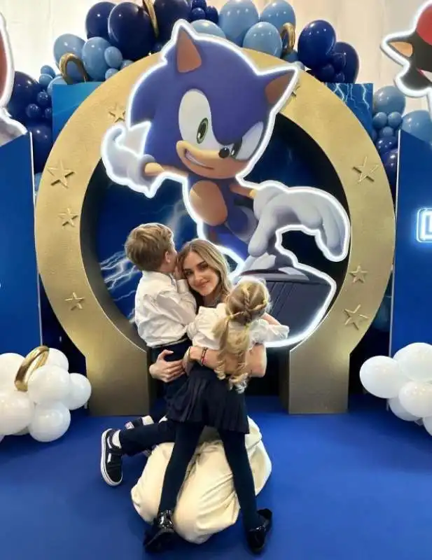 chiara ferragni al compleanno del figlio leone