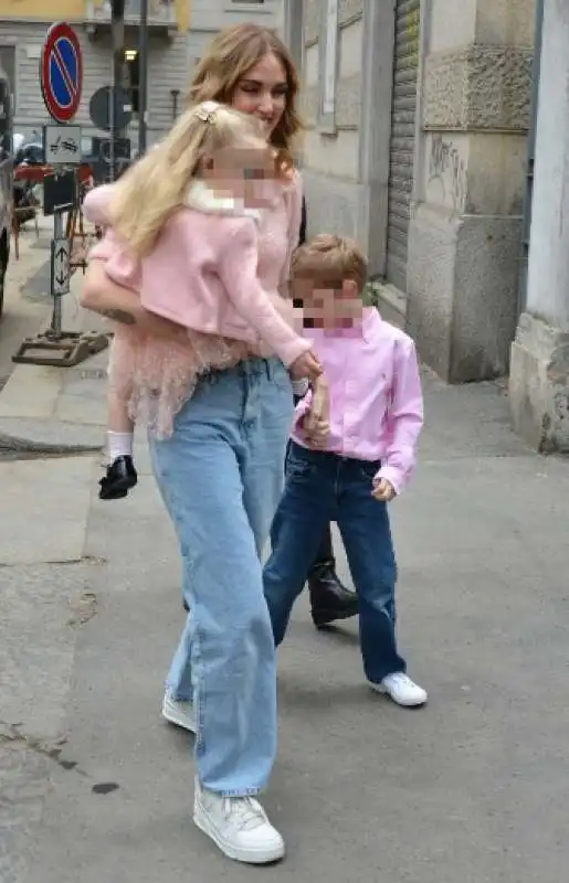 chiara ferragni con i figli 9   ph claudio mangiarotti