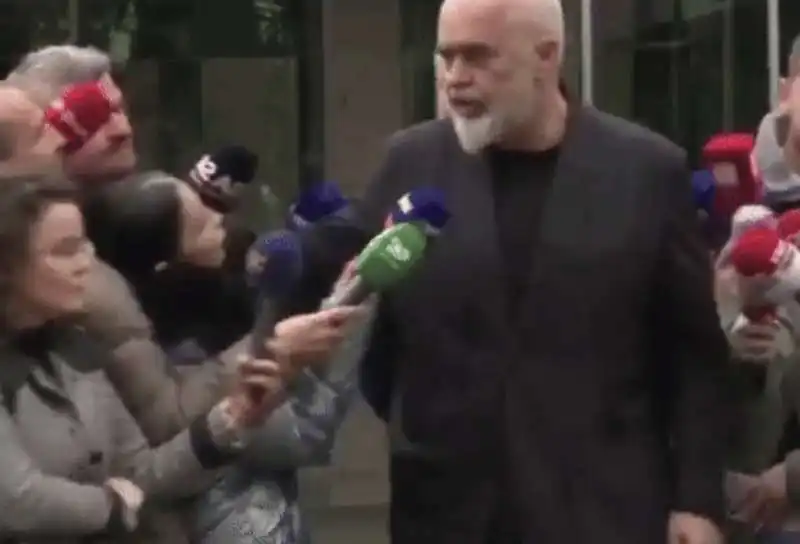 edi rama spintona una giornalista