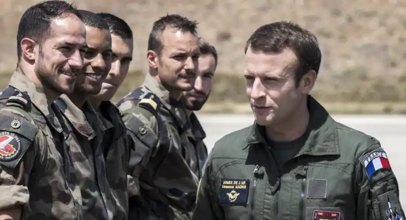 EMMANUEL MACRON - ESERCITO FRANCESE