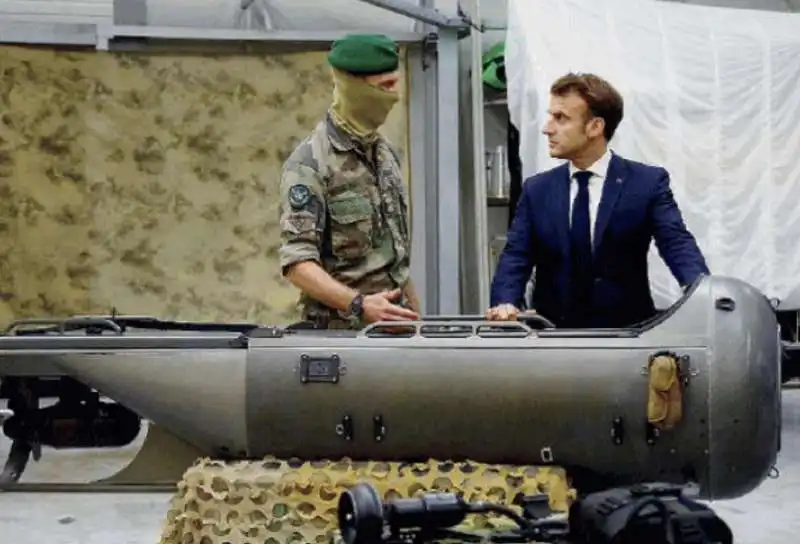 EMMANUEL MACRON IN VISITA IN UNA BASE MILITARE