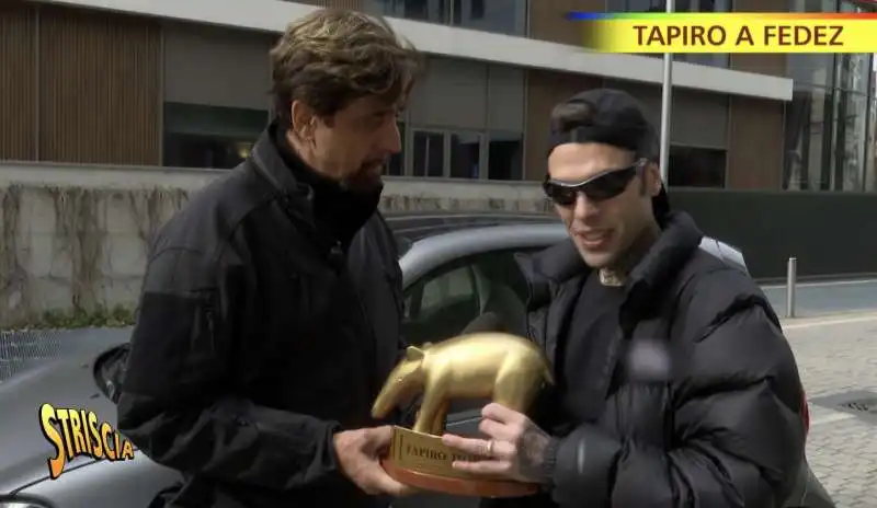 FEDEZ RICEVE IL TAPIRO D ORO