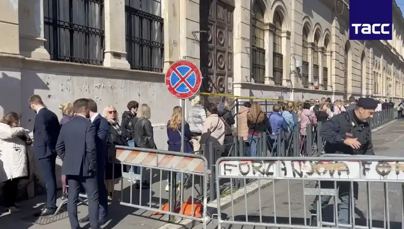 fila di cittadini russi che votano a roma   3