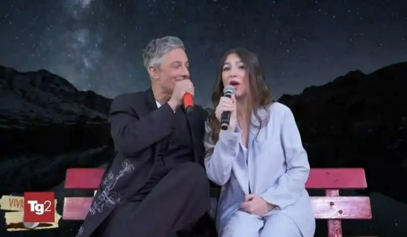 fiorello e la figlia cantano per la festa del papa