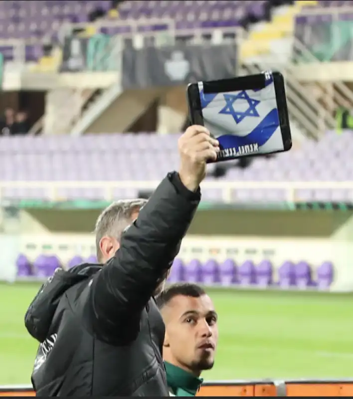 fiorentina maccabi haifa tensione tra calciatori  israeliani e curva fiesole al franchi