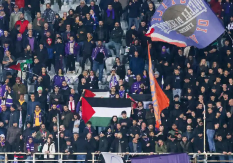 fiorentina maccabi haifa tensione tra calciatori  israeliani e curva fiesole al franchi