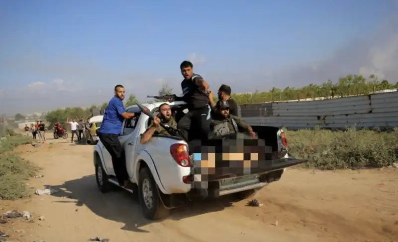 foto dei terroristi di Hamas con il corpo di Shani Louk premiata dal Reynolds Journalism Institute 