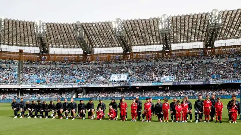 GIOCATORI DEL NAPOLI INGINOCCHIATI CONTRO IL RAZZISMO