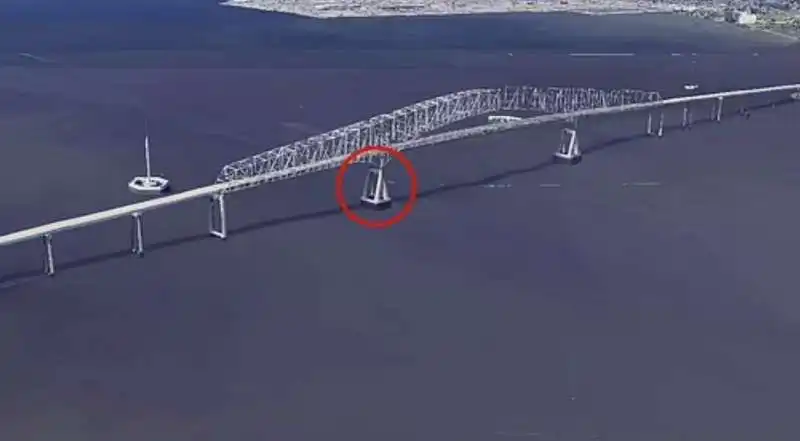 il pilone del ponte francis scott key  di baltimora colpito dalla nave cargo   