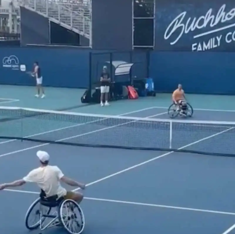 jannik sinner in carrozzina contro alfie hewett 2