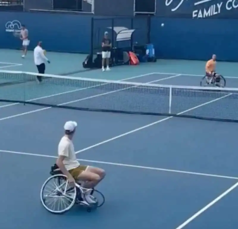 jannik sinner in carrozzina contro alfie hewett 3