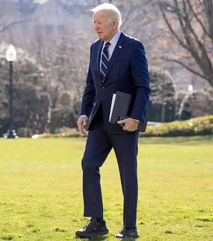 joe biden con le scarpe hoka 