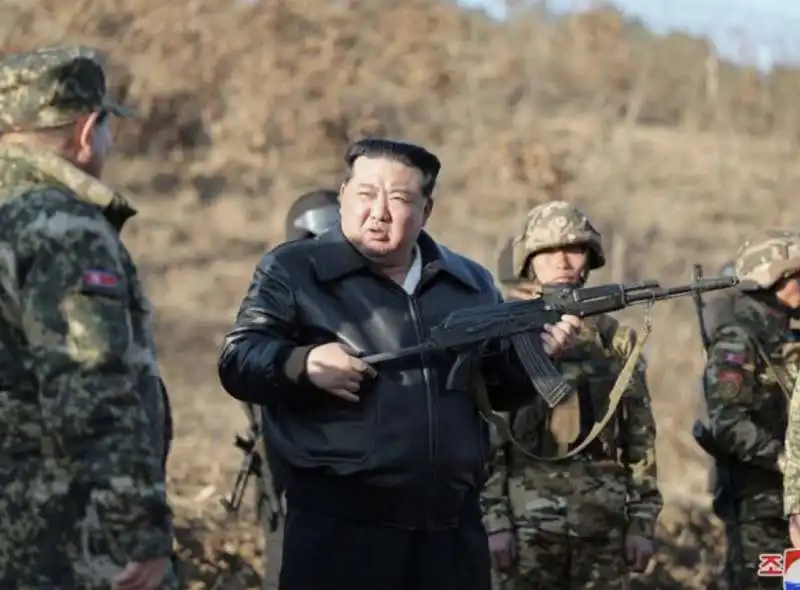 kim jong un assiste a un'esercitazione militare   5