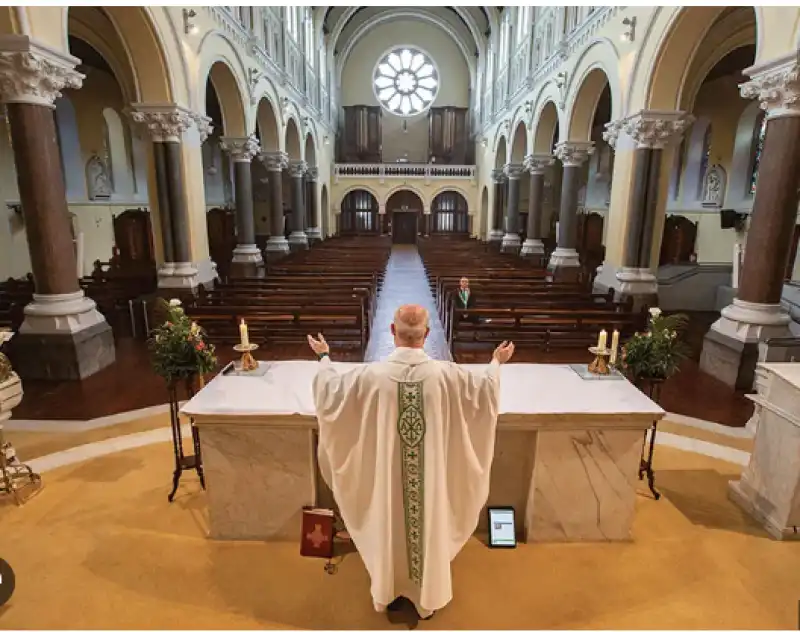 LA FUGA DELLE DONNE DALLA CHIESA