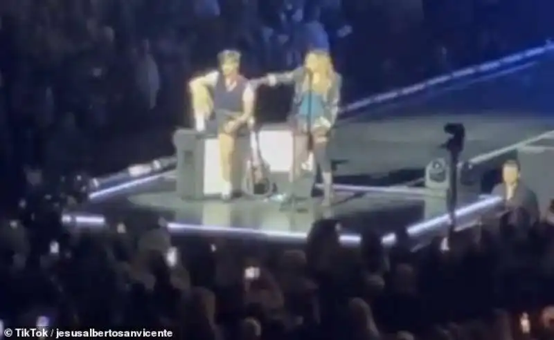 MADONNA SGRIDA UN FAN IN SEDIA A ROTELLE  