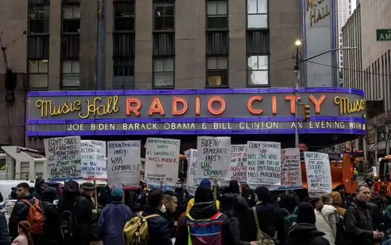 manifestanti pro gaza alla radio city hall di new york  