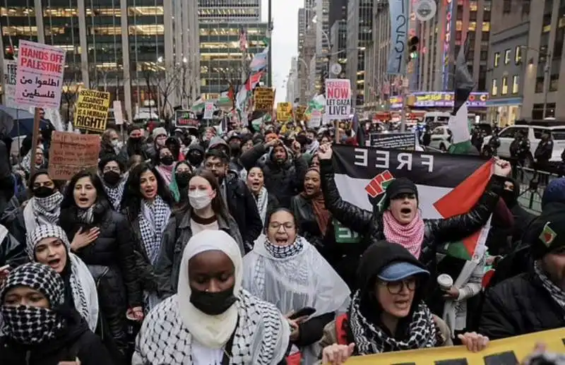 manifestanti pro gaza alla radio city hall di new york  4