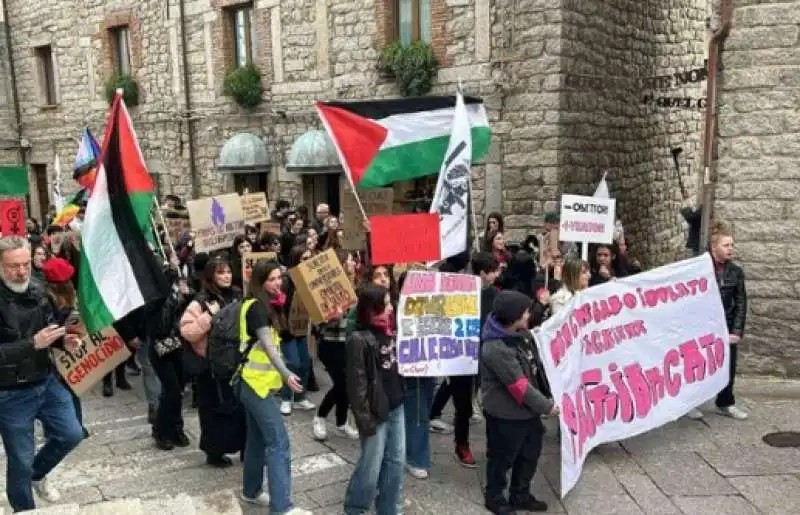 manifestazione femminista fuori dal tribunale di tempio pausania - processo a ciro grillo 