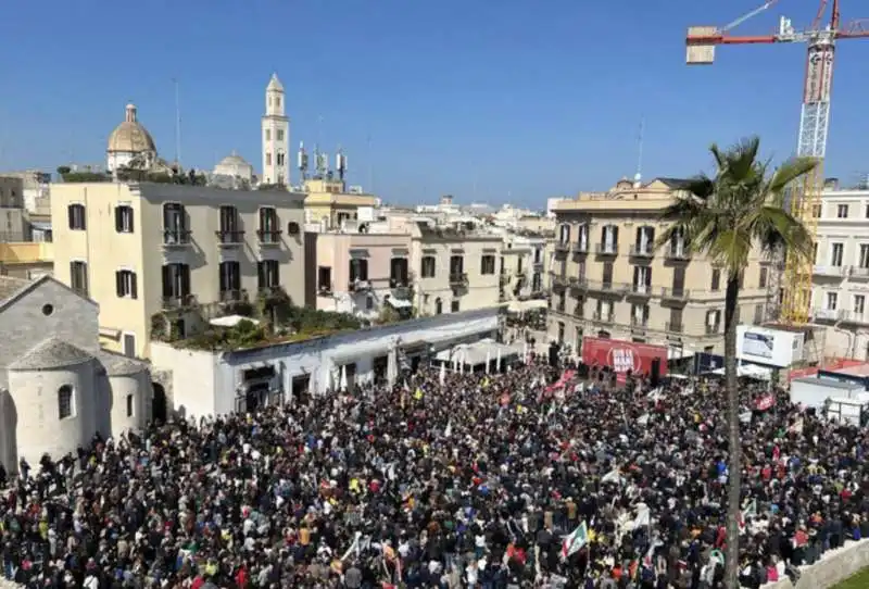 manifestazione per antonio decaro a bari  