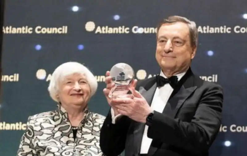 mario draghi premiato con Global citizen award - con yanet yellen 